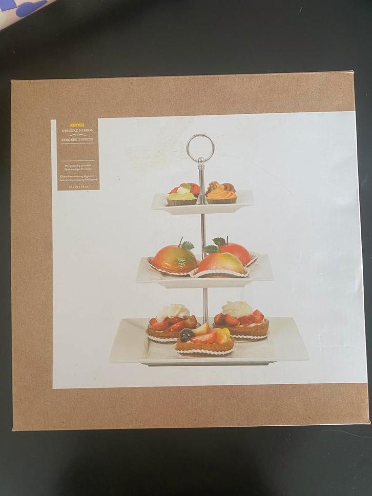 Nieuwe Xenos etagère – 3-laags porselein, in doos, Huis en Inrichting, Woonaccessoires | Etagères, Nieuw, Ophalen