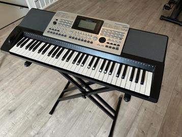 Medeli A800 keyboard met standaard beschikbaar voor biedingen