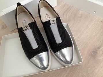 NIEUWE ITALIAANSE LEREN SCHOENEN MAAT 39 ZWART MET ZILVER beschikbaar voor biedingen