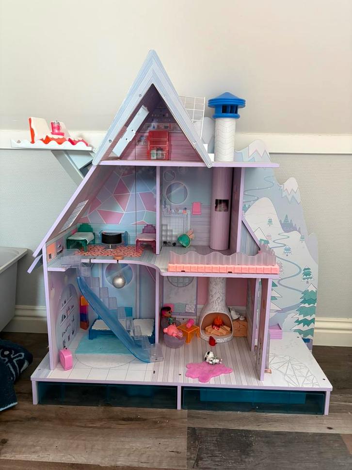 LOL Surprise winter chalet, Kinderen en Baby's, Speelgoed | Poppenhuizen, Gebruikt, Poppenhuis, Ophalen
