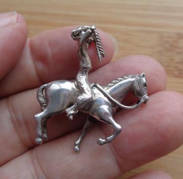 zilveren hanger paard met cowboy [886] beschikbaar voor biedingen