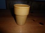 Beker - royal petrus regout maastricht - okergeel / wit, Gebruikt, Ophalen of Verzenden, Overige stijlen, Kop(pen) en/of Schotel(s)