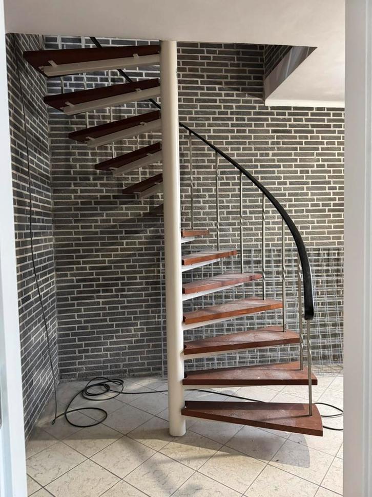Te koop: spiltrap/ wenteltrap, Doe-het-zelf en Verbouw, Ladders en Trappen, Gebruikt, 4 meter of meer, Ophalen