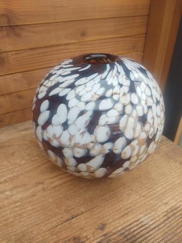 Fidrio Glazen vaas met witte accenten. Bolvase Hazel beschikbaar voor biedingen