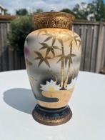 Japanse vaas met gouden details, Antiek en Kunst, Antiek | Vazen, Ophalen of Verzenden