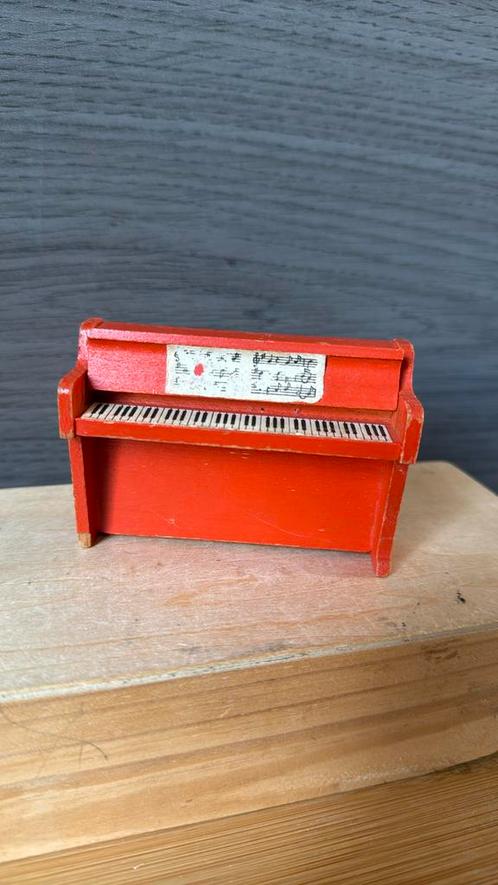 Oude lundby piano - 6.1x8.6x3cm - hout, Verzamelen, Poppenhuizen en Toebehoren, Zo goed als nieuw, Poppenhuis, Ophalen of Verzenden