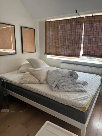 Wit JYSK bedframe – 140x200 cm beschikbaar voor biedingen