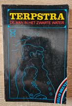 Pieter Terpstra - De man in het zwarte water, Boeken, Detectives, Ophalen of Verzenden, Zo goed als nieuw, Pieter Terpstra