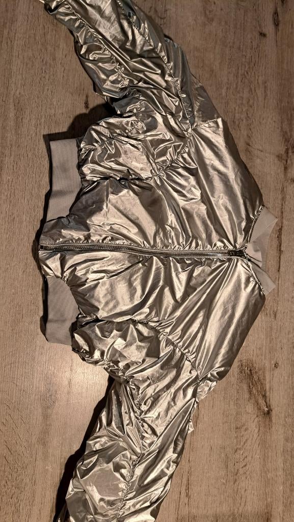 Zilveren jas - Maat S, Kleding | Dames, Jassen | Zomer, Zo goed als nieuw, Maat 36 (S), Grijs, Bershka