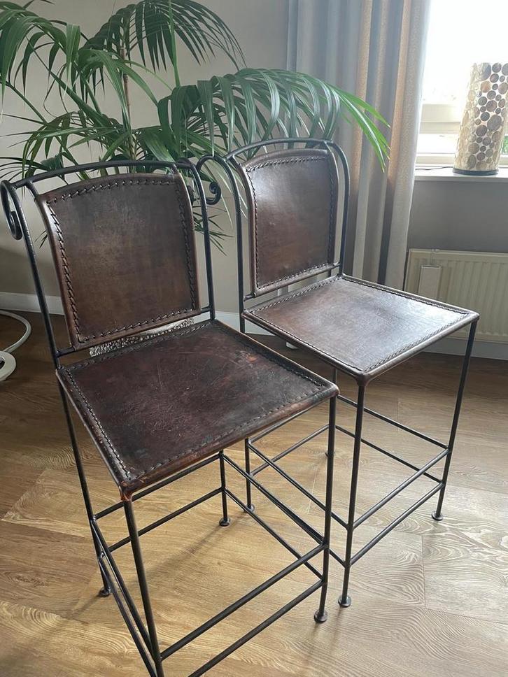 Set van 2 leren barkrukken met metalen frame, Huis en Inrichting, Barkrukken, Gebruikt, 60 tot 90 cm, Leer, 2 krukken, Met voetsteun
