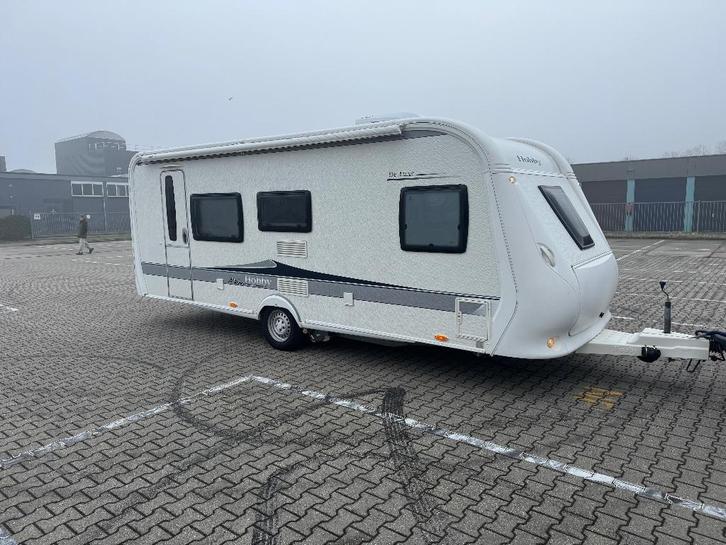 Hobby 540 KMFE, Caravans en Kamperen, Caravans, Particulier, tot en met 6, 1250 - 1500 kg, Treinzit, Hobby, Frans bed, Lengtebed