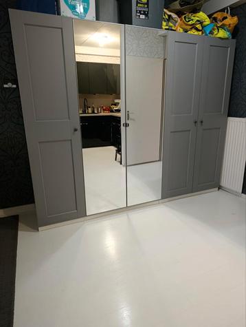 Ikea Pax / grimo kleidinglast met een spiegel beschikbaar voor biedingen