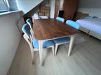 Tafel en stoelen