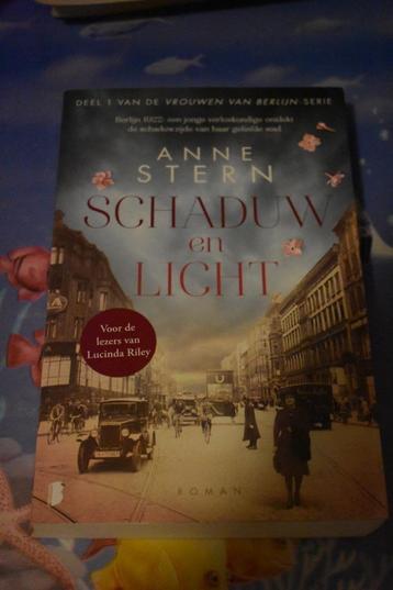 boek van Anne Stern/schaduw en licht, deel 1 vrouwen Berlijn beschikbaar voor biedingen