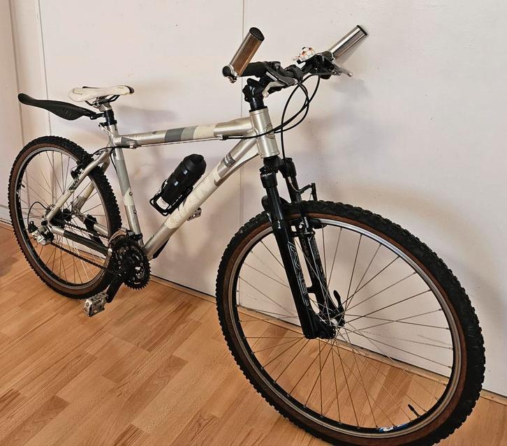 Giant jongensfiets 26 Goede conditie 49cm frame, Fietsen en Brommers, Fietsen | Jongens, Zo goed als nieuw, 26 inch of meer, Versnellingen
