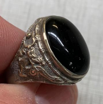 Mooie oude bewerkte zilveren ring met opaal of onyx  beschikbaar voor biedingen
