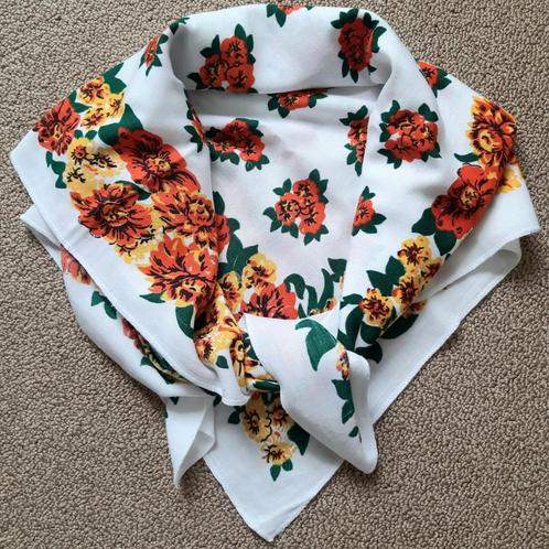 Dames hoofddoek/sjaal van 100% viscose met bloemen print., Kleding | Dames, Mutsen, Sjaals en Handschoenen, Zo goed als nieuw