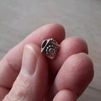 Retired pandora bedel driehoekig met bloem en wit zirkonia, Gebruikt, Pandora, Ophalen of Verzenden, 1 bedel