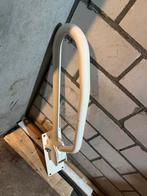 Toilet beugel, Ophalen