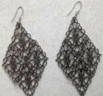 Donkere ruitvormige oorbellen; 10 cm lang 6 cm breed, Overige materialen, Hangers, Overige kleuren, Ophalen of Verzenden