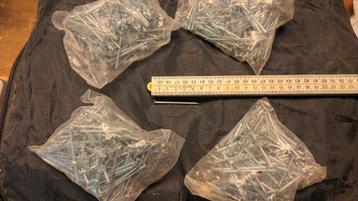 Spijkers , 4 zakjes van ca 200 st . Nieuw teab.  beschikbaar voor biedingen