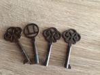4 oude sleutels 💥 bewerkte bovenzijde, Antiek en Kunst, Antiek | Gereedschap en Instrumenten, Ophalen of Verzenden