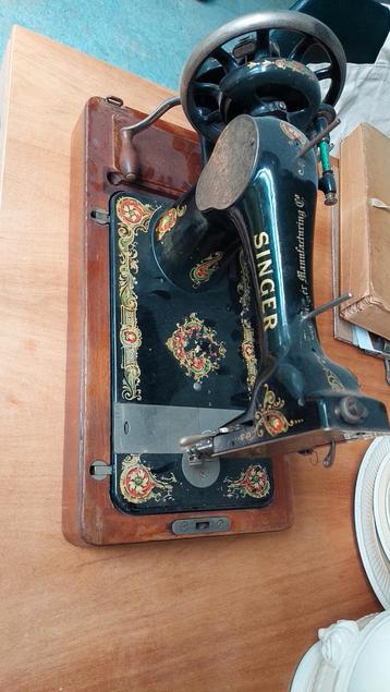 Oude Singer naaimachine met deksel beschikbaar voor biedingen