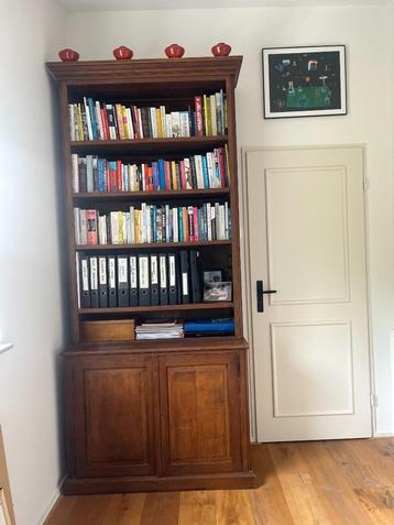 Houten Boekenkast beschikbaar voor biedingen