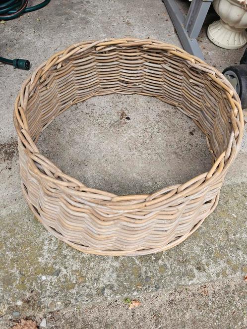 Mooie rieten frame perfect voor decoratie. ronde kegel vorm, Huis en Inrichting, Woonaccessoires | Schalen en Manden, Gebruikt