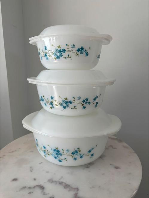 Ovenschalen met deksel set Arcopal Veronica melkglas vintage, Antiek en Kunst, Antiek | Schalen, Ophalen of Verzenden
