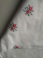 geborduurd tafellaken 180 cm x 135 cm, Huis en Inrichting, Keuken | Textiel, Ophalen of Verzenden, Zo goed als nieuw, Wit, Tafelkleed of Tafelzeil