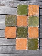 10 antieke plavuisjes 11 x11 x 1,7 cm. Groen en oranje., Doe-het-zelf en Verbouw, Vloerdelen en Plavuizen, Gebruikt, Steen of Klei