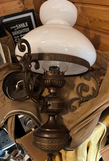 1 Antieke hanglamp en 1 wandlamp met Witte Kap beschikbaar voor biedingen