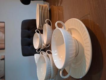 8 soepkommen (met schotel) beschikbaar voor biedingen