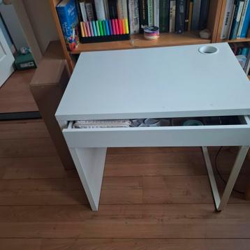 Witte Bureau met Lade beschikbaar voor biedingen