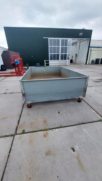 Metalen bak beschikbaar voor biedingen