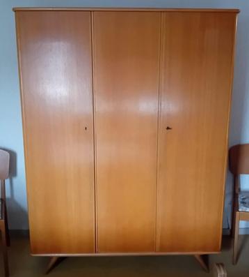 Mooie vintage kledingkast beschikbaar voor biedingen