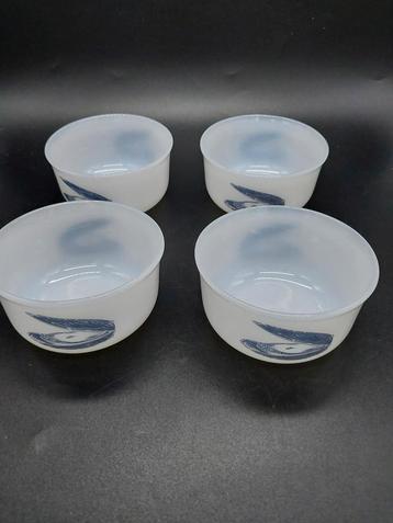 4 kleine schaaltjes Arcopal France met afbeelding schelpdier beschikbaar voor biedingen
