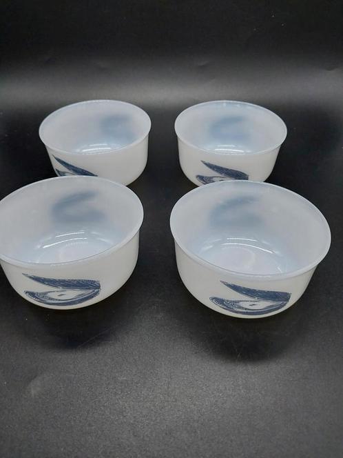 4 kleine schaaltjes Arcopal France met afbeelding schelpdier, Antiek en Kunst, Antiek | Servies los, Ophalen of Verzenden