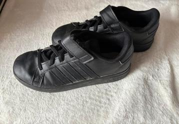 Adidas sneakers beschikbaar voor biedingen