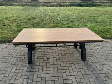 Gietijzeren industriële tafel beschikbaar voor biedingen