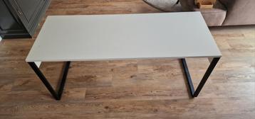 Wit bureau met stalen frame en 2 lades beschikbaar voor biedingen