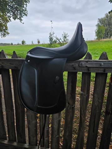 17 inch norton dressuurzadel  beschikbaar voor biedingen