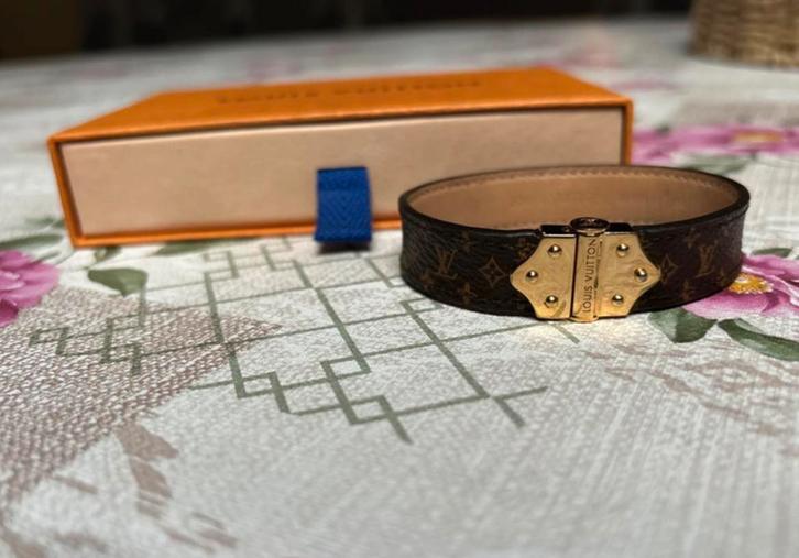 Louis Vuitton Nano Monogram Bracelet, Sieraden, Tassen en Uiterlijk, Armbanden, Zo goed als nieuw, Leer, Goud, Ophalen of Verzenden