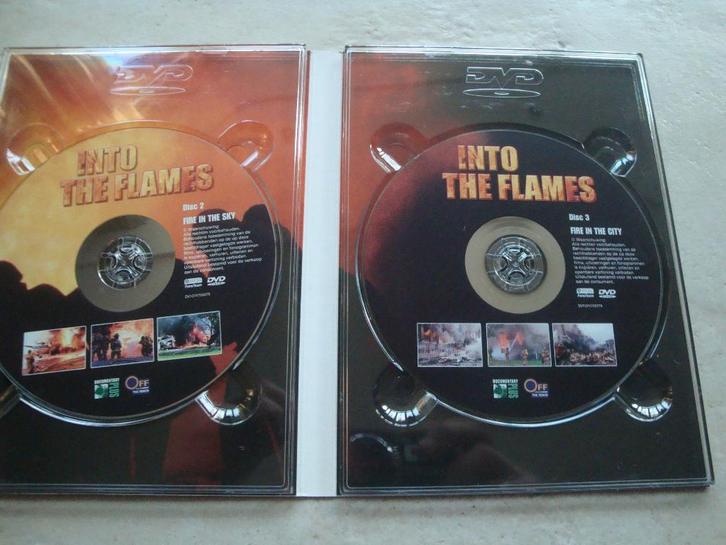 Drie DVD's Into The Flames NIEUW in luxe boxset., Cd's en Dvd's, Dvd's | Avontuur, Nieuw in verpakking, Boxset, Vanaf 6 jaar, Ophalen of Verzenden