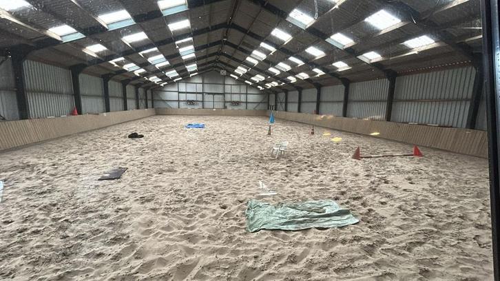 Paardenstallen te huur met faciliteiten!, Dieren en Toebehoren, Stalling en Weidegang, Stalling, Weidegang, 2 of 3 paarden of pony's