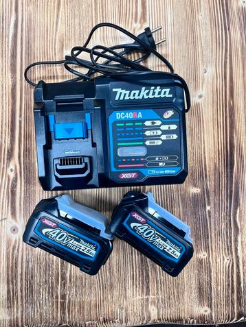 Makita Acculader DC40RA + 2x 2.5Ah Accu beschikbaar voor biedingen