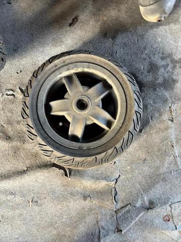Piaggio zip achterband + velg beschikbaar voor biedingen