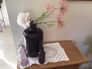 Stenevaas ,met 2 kleine glazen vaasjes ,en bloemen beschikbaar voor biedingen