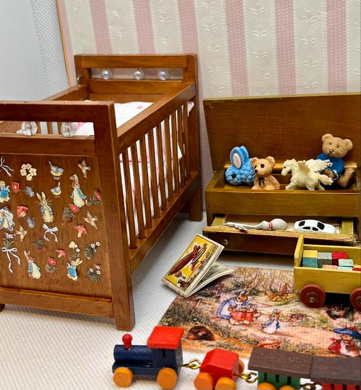 Schattige jongenskamer in Peter Rabbitstijl schaal 1.12, Verzamelen, Poppenhuizen en Toebehoren, Zo goed als nieuw, Poppenhuis
